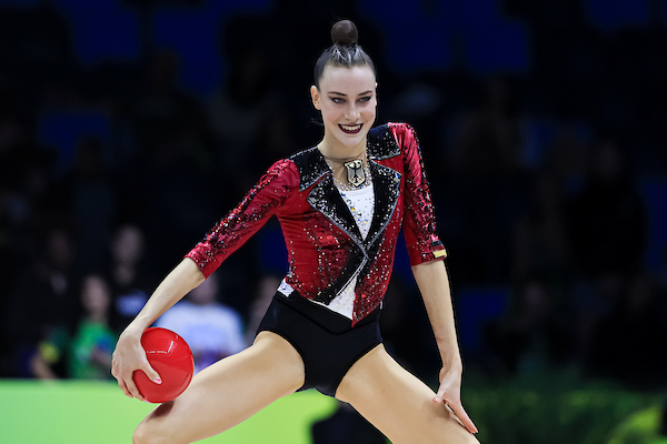 Darja Varfolomeev performing