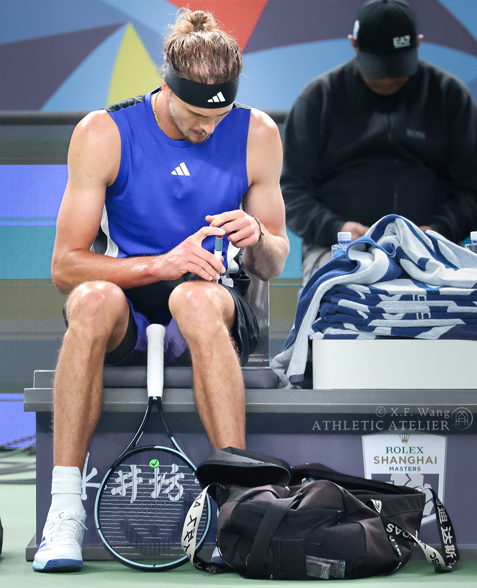 Alexander Zverev checks his blood sugar during a match