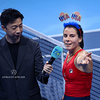 Emma Navarro expressing thanks to the audience